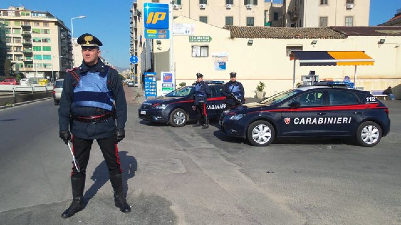 Mostra a carabinieri tessera e distintivo falsi: denunciato finto militare