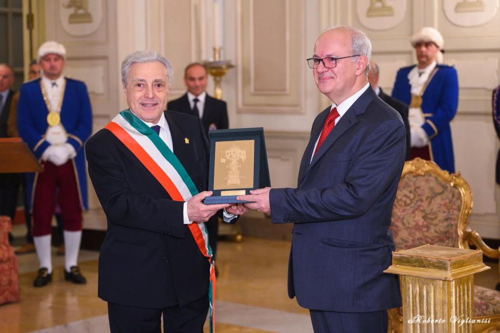 Il commissario straordinario Mattei consegna la Candelora d'oro al procuratore Zuccaro